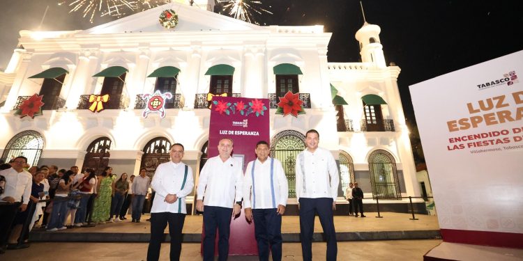 Tabasco da inicio a las celebraciones decembrinas con encendido navideño en Plaza de Armas