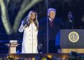Trump y Melania encienden el árbol navideño de la Casa Blanca