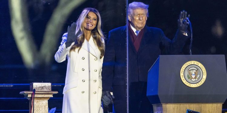 Trump y Melania encienden el árbol navideño de la Casa Blanca