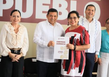 Tabasco avanza en certeza jurídica escolar con entrega de 52 títulos de propiedad