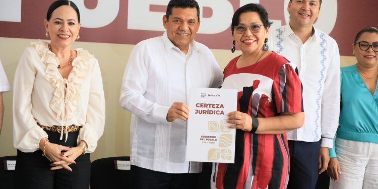 Tabasco avanza en certeza jurídica escolar con entrega de 52 títulos de propiedad