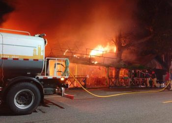 Incendio consume palapa “La Ceiba” en Paraíso durante la madrugada navideña
