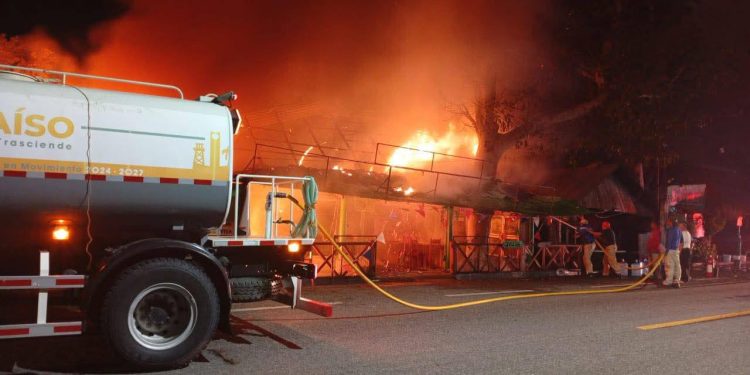 Incendio consume palapa “La Ceiba” en Paraíso durante la madrugada navideña