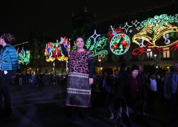 Enciende Clara Brugada el alumbrado navideño monumental en el Zócalo capitalino