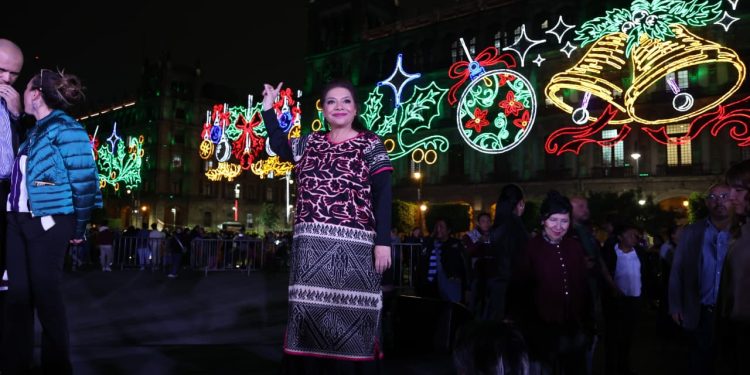 Enciende Clara Brugada el alumbrado navideño monumental en el Zócalo capitalino