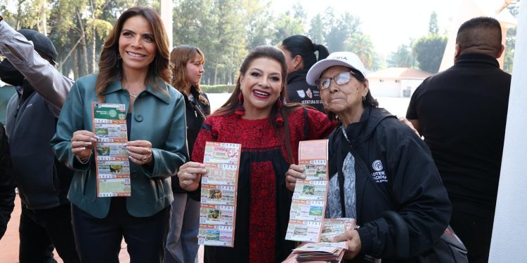 Presentan Gobiernos Federal y de la Ciudad de México Álbum Retro Lotería Nacional y el Fútbol