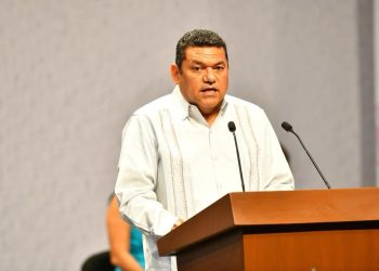 Gobernador anuncia pago de homologación salarial para el 8 de diciembre tras protesta de burócratas