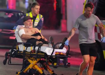 Acusan con 59 delitos al presunto autor del ataque contra comunidad judía en Australia
