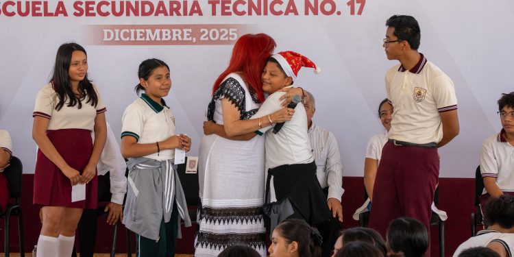 Con inversión de $4.2 millones, Layda Sansores inauguró el domo y la cancha deportiva en la Secundaria Técnica No. 17