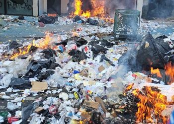 Trabajadores de limpia incendian basura durante protesta en el Centro Histórico de CDMX