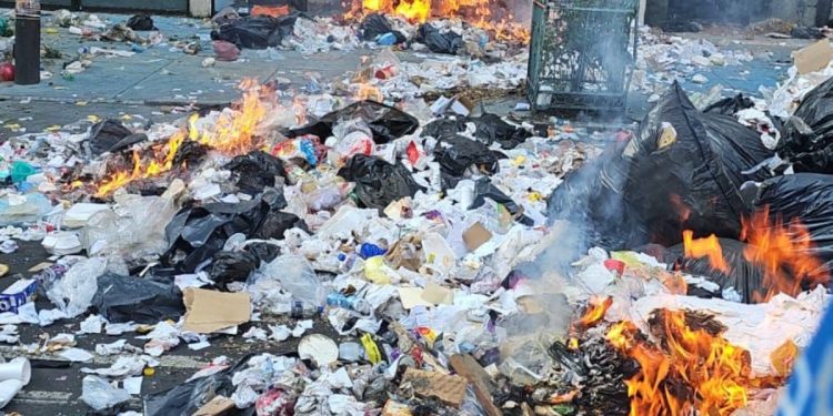 Trabajadores de limpia incendian basura durante protesta en el Centro Histórico de CDMX