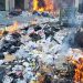 Trabajadores de limpia incendian basura durante protesta en el Centro Histórico de CDMX