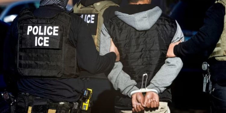ICE alcanza cifra histórica de migrantes detenidos en Estados Unidos