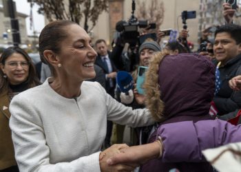 Sheinbaum se reúne con migrantes en Washington y pide mejores condiciones para la comunidad mexicana en EE.UU.