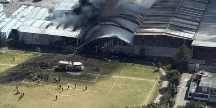 Confirman 10 muertos tras desplome de avioneta en Toluca