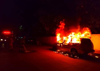 Incendio reduce a cenizas camioneta en la Región 96 de Cancún