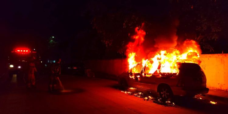 Incendio reduce a cenizas camioneta en la Región 96 de Cancún