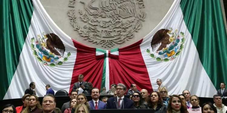 Diputados de Morena reciben bono y computadoras MacBook Air antes de cerrar periodo legislativo