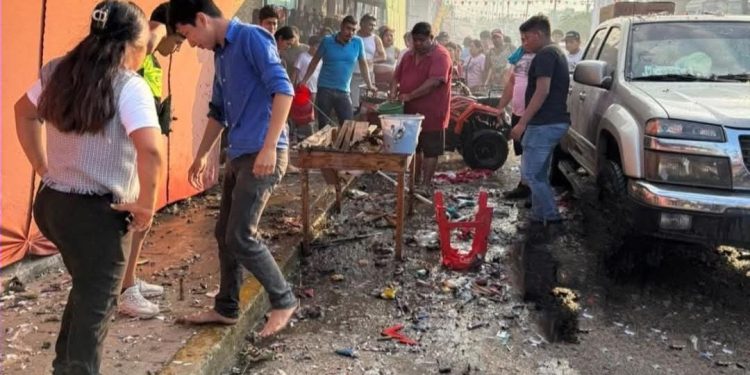 Explosión consume puesto de pirotecnia en Huimanguillo; no se reportan heridos