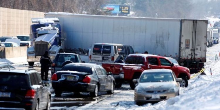 Tormenta invernal desencadena choque múltiple de más de 45 vehículos en Estados Unidos