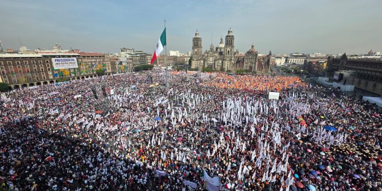 Sheinbaum encabeza multitudinaria celebración por siete años de la Cuarta Transformación en el Zócalo