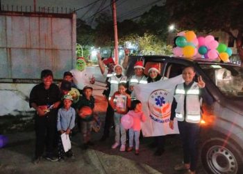Paramédicos llevan alegría navideña a niños vulnerables en Villahermosa