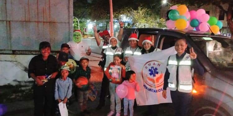 Paramédicos llevan alegría navideña a niños vulnerables en Villahermosa