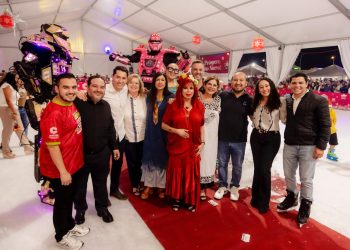 Layda Sansores aperturó la pista de hielo como parte de “Las posadas del jaguar” en el Foro Ah Kim Pech