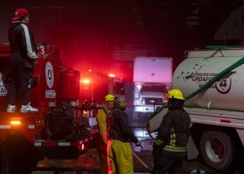 Incendio arrasa fábrica de colchones en Ixtapaluca; autoridades descartan heridos