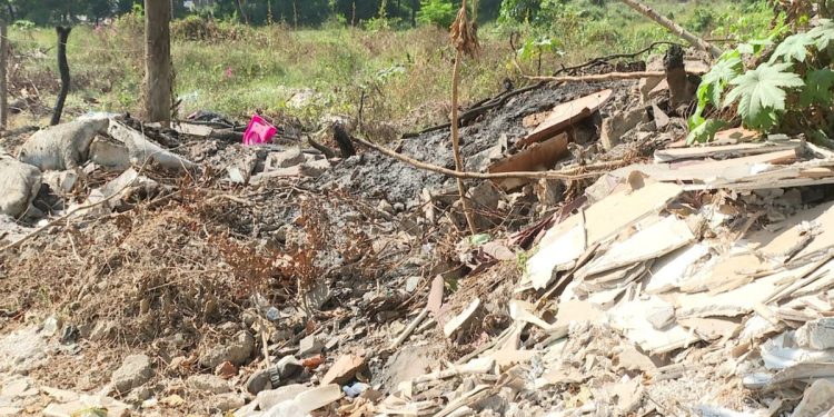 Detectan tiradero clandestino en carretera hacia Playa El Bosque, en Centla