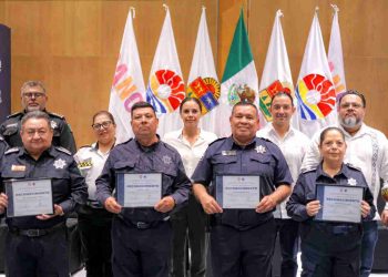 Cancún reconoce trayectoria de policías con más de 20 años de servicio