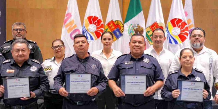 Cancún reconoce trayectoria de policías con más de 20 años de servicio