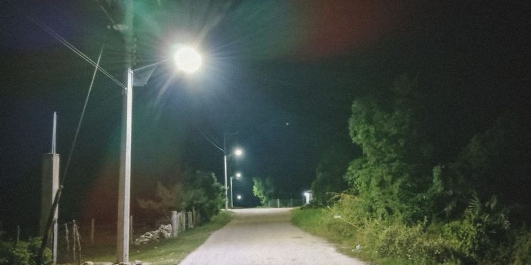 Avanza ampliación de red eléctrica en la comunidad de Ulumal, Champotón