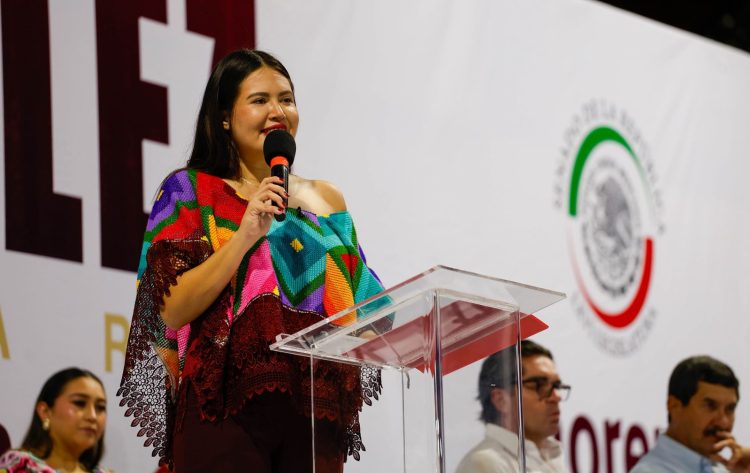 Ante un domo de la región 96 abarrotado Anahí González presenta informe ante el pueblo