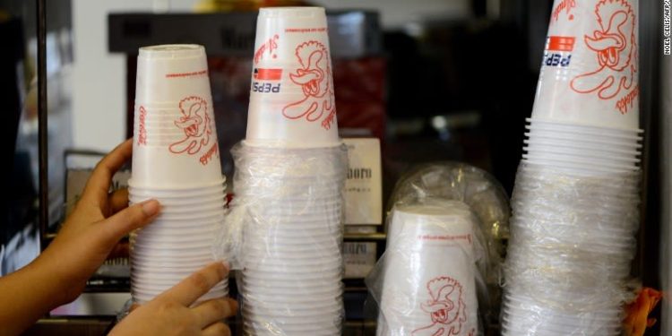 Francia pospone hasta 2030 la prohibición de vasos de plástico de un solo uso