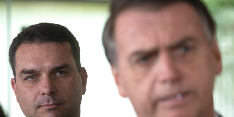 Bolsonaro designa a su hijo Flávio como su apuesta presidencial para 2026