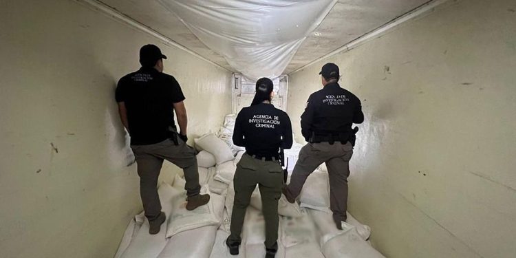 Detienen a dos sujetos en Sinaloa por transportar 320 kilos de metanfetamina