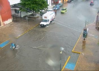 Lluvias torrenciales colapsan calles de Campeche y provocan caos urbano