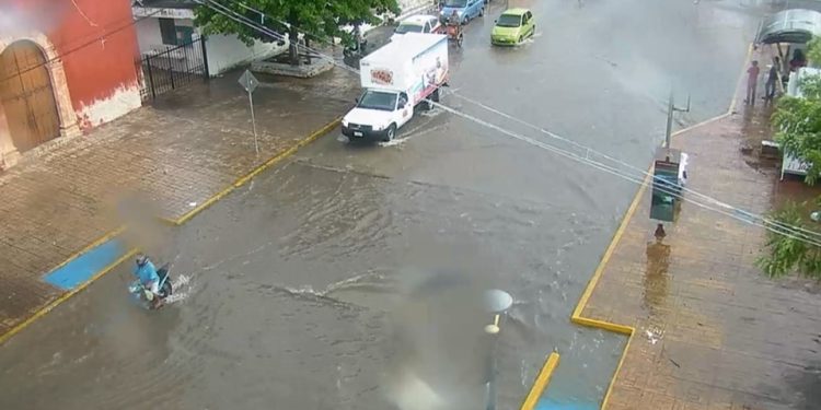 Lluvias torrenciales colapsan calles de Campeche y provocan caos urbano