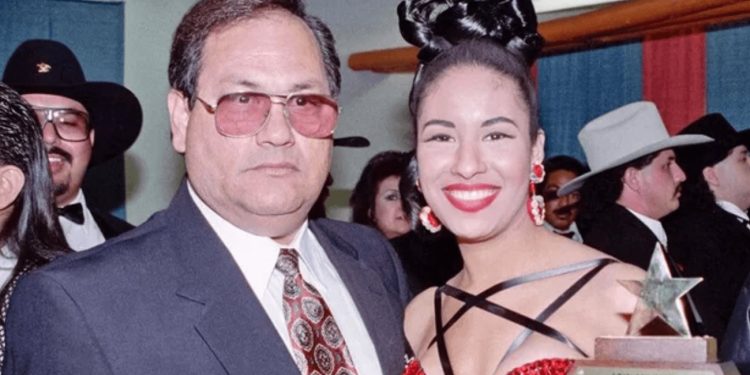 Muere Abraham Quintanilla, impulsor de la carrera de Selena y figura clave de su legado
