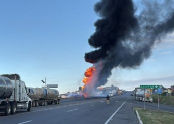 Incendio de pipa paraliza la autopista México–Tuxpan en Hidalgo