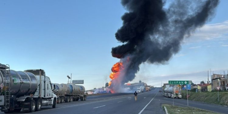 Incendio de pipa paraliza la autopista México–Tuxpan en Hidalgo