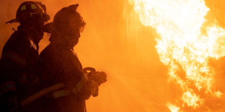Incendio arrasa con mercado de San Pedro Sula tras explosión de pirotecnia