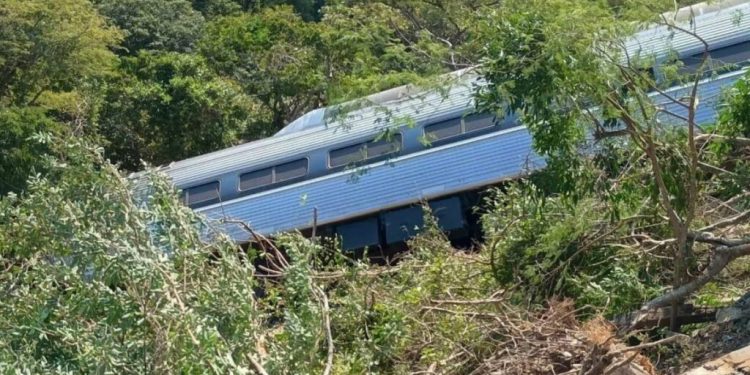 Segob revela identidad de víctimas por descarrilamiento del Tren Interoceánico; IMSS mantiene 13 hospitalizados