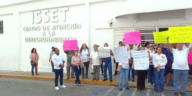 Jubilados del ISSET se movilizan por retraso en aguinaldos y pensiones