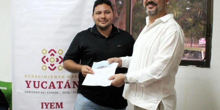 Entregan créditos CREA para impulsar proyectos de emprendimiento y artesanía en Yucatán
