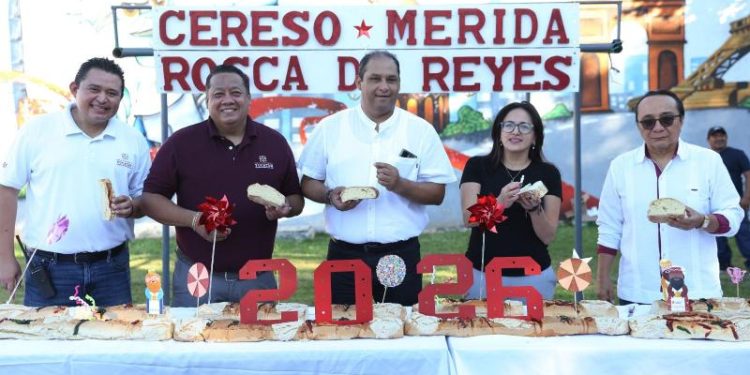 Cortan rosca de 250 metros y 2,100 muñequitos en el Cereso Mérida