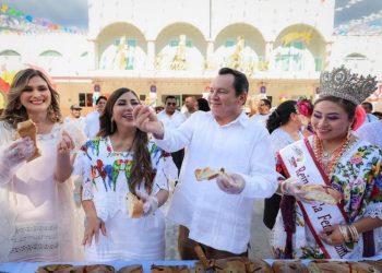 Acompaña el Gobernador Joaquín Díaz Mena a familias tizimileñas en la celebración de los Tres Reyes Magos