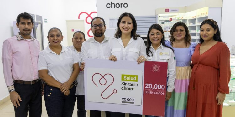 Estefanía Mercado entrega la credencial de afiliación número 20 mil del programa “Salud Sin Tanto Choro” en Playa del Carmen