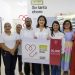 Estefanía Mercado entrega la credencial de afiliación número 20 mil del programa “Salud Sin Tanto Choro” en Playa del Carmen